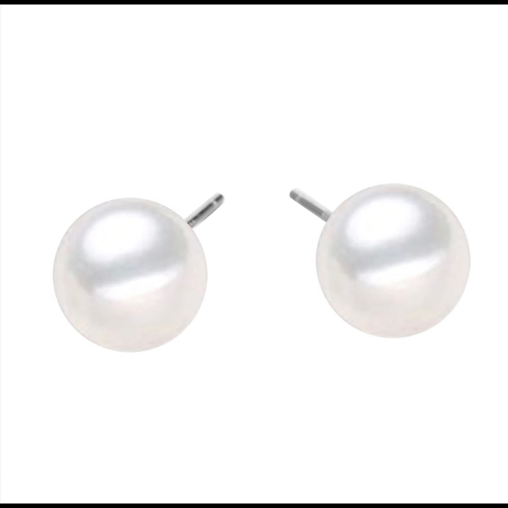 Minimalist Pearl stud earrings in 14k gold plating